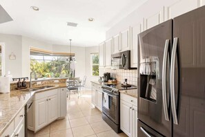 Fridge, microwave, oven, stovetop - Family-Friendly Oasis |Pool, Beaches, Pet Friendly (Rotonda West)