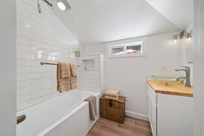 シャワー、ヘアドライヤー、タオル、石鹸