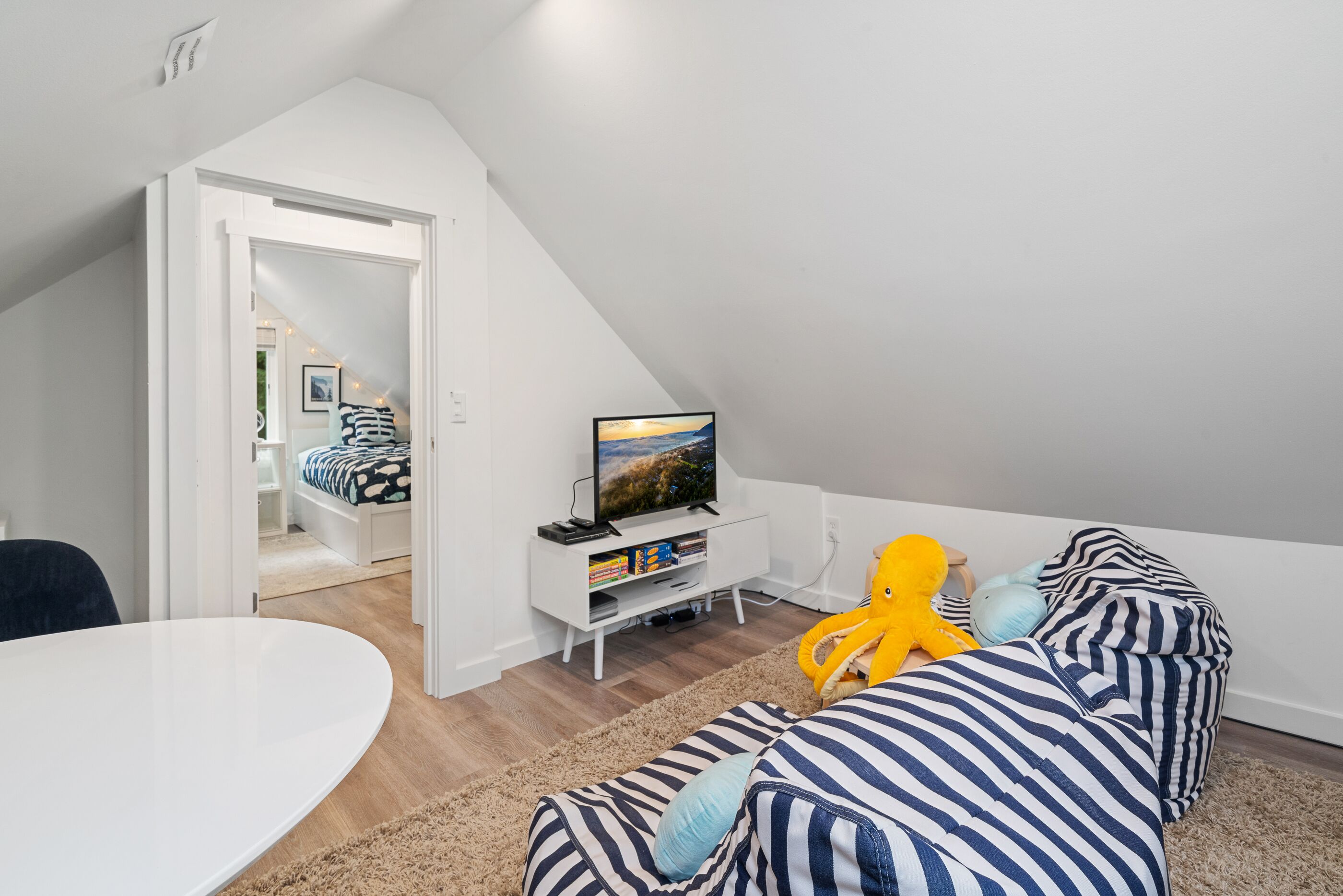 2 bedrooms, desk, iron/ironing board, WiFi