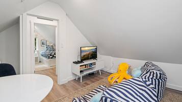 2 bedrooms, desk, iron/ironing board, WiFi