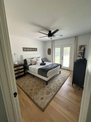 3 habitaciones, tabla de planchar con plancha, wifi y ropa de cama 