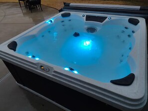 Outdoor spa tub - Osage Oasis: Pool, Hot Tub, Near Downtown & Trails (Bentonville)