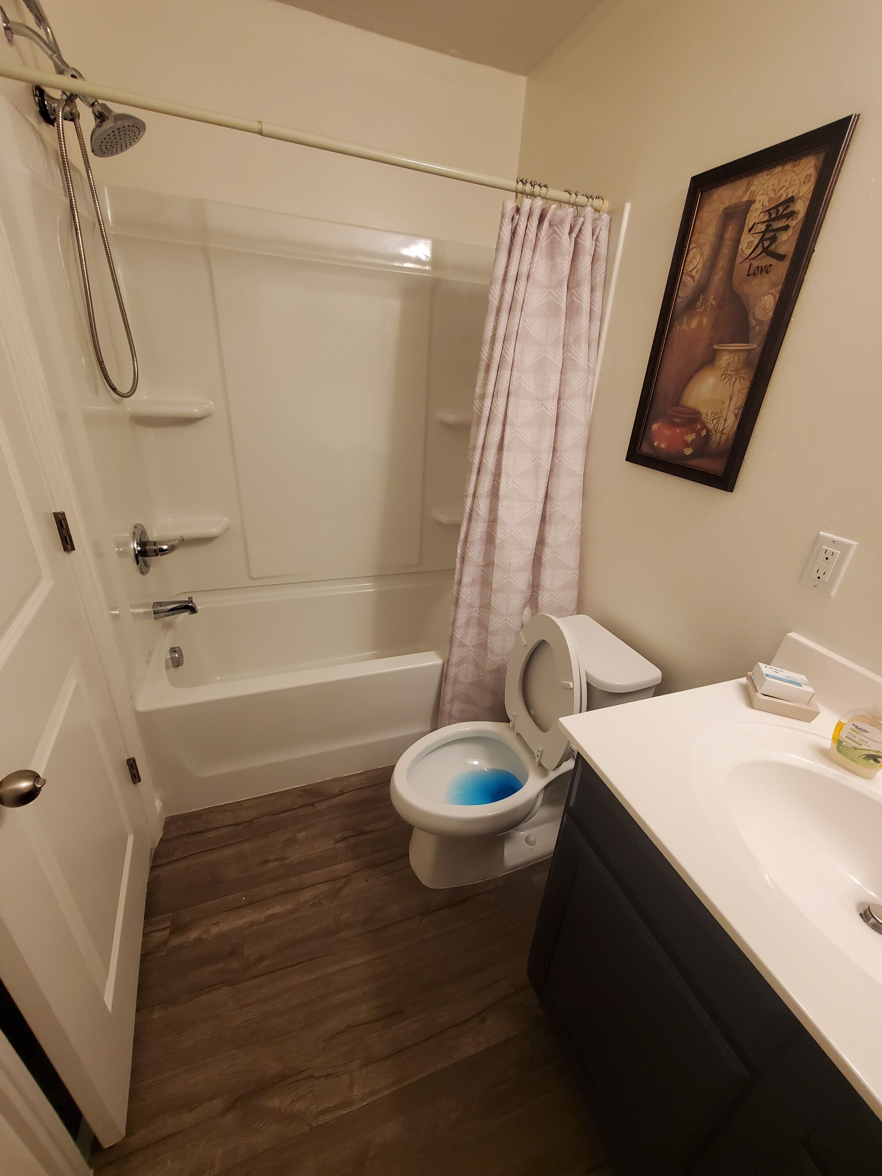 Un baño con bañera, inodoro y lavabo.