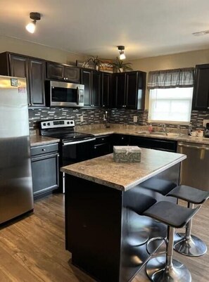 Réfrigérateur, micro-ondes, four, plaque de cuisson