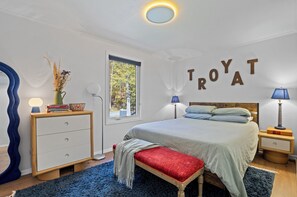 4 bedrooms, iron/ironing board, WiFi, bed sheets