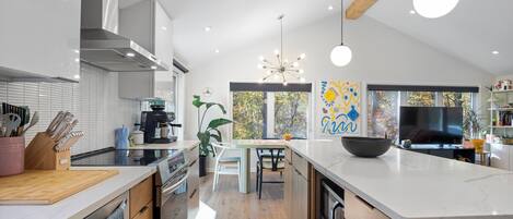 冷蔵庫、電子レンジ、オーブン、コンロ