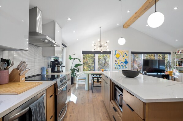 Fridge, microwave, oven, stovetop - CREATIVES DREAM GETAWAY (Gardiner)