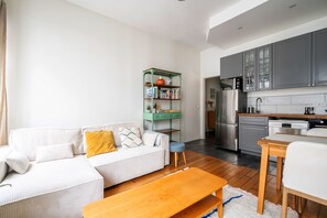 Fernseher, DVD-Player, Bücher