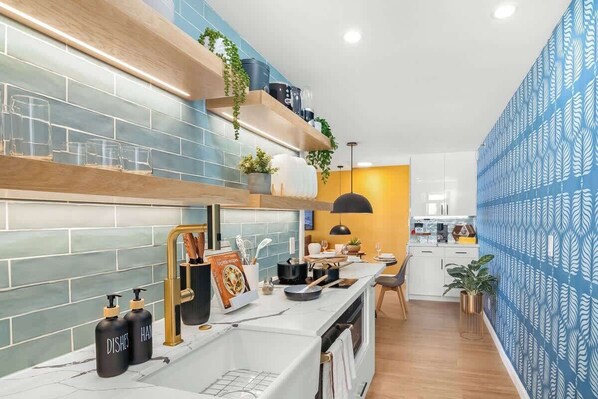 Fridge, oven, stovetop, dishwasher