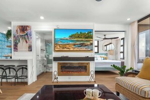 1 bedroom, iron/ironing board, free WiFi, bed sheets - Ocean-view retreat w/ balcony, pool & parking (Honolulu)