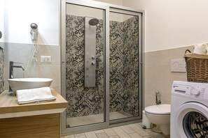 Douche, sèche-cheveux, serviettes fournies, savon