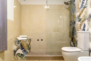 Bruser, hårtørrer, bidet, håndklæder