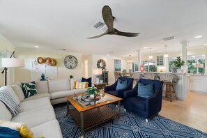 Smart TV, books - 5 Min to Beach! Morningside Oasis w/ Pool & Spa (Naples)