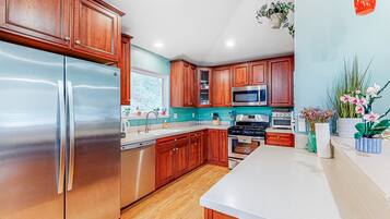 Een koelkast, een magnetron, een oven, een kookplaat