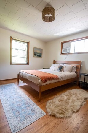 3 chambres, bureau, fer et planche à repasser, lit parapluie