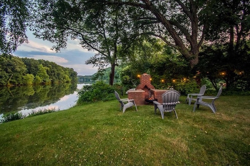 Vintage charm with modern conveniences on the water in Saugerties, NY!