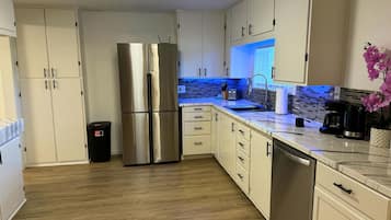 KylskÄp, mikrovÄgsugn, ugn och spishÀll