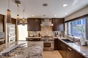Refrigerador, microondas, placa de cocina, lavavajillas