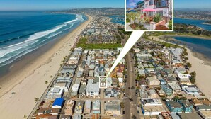 Vue aérienne d’une zone résidentielle côtière, avec une plage, des maisons et une route.