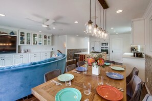 Dining - Mission Tides 3 | 6BR Mission Beach Rooftop Deck (San Diego)