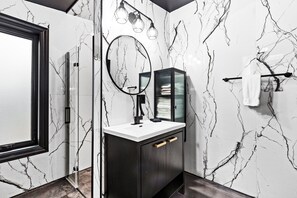 シャワー、ヘアドライヤー、タオル、石鹸