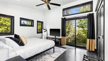 3 bedrooms, iron/ironing board, travel crib, free WiFi