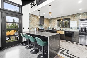 Réfrigérateur, four à micro-ondes, un four, surface de cuisson