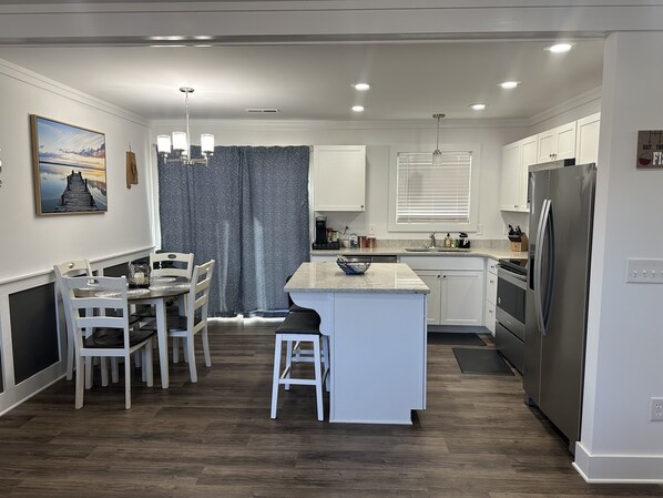 冷蔵庫、電子レンジ、オーブン、コンロ