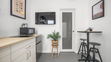 Departamento (2 Bedrooms) | Área de sala de estar | Smart TV de 50 pulgadas con canales digitales, libros y estéreo