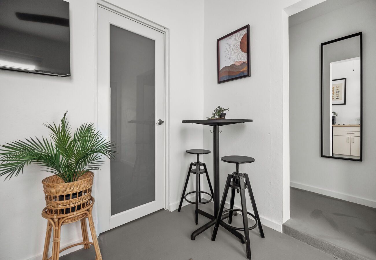 อพาร์ทเมนท์ (2 Bedrooms) | บริเวณนั่งเล่น | สมาร์ททีวี 50 นิ้ว พร้อมช่องดิจิตอล, หนังสือ, สเตอริโอ