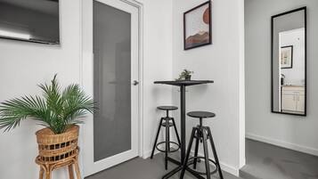 Departamento (2 Bedrooms) | Área de sala de estar | Smart TV de 50 pulgadas con canales digitales, libros y estéreo