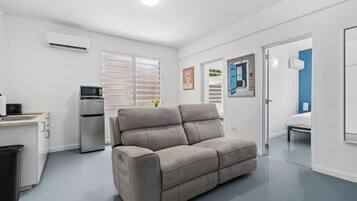 Departamento (2 Bedrooms) | Área de sala de estar | Smart TV de 50 pulgadas con canales digitales, libros y estéreo