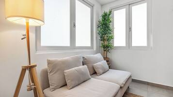 Apartment (2 Bedrooms) | Ruang tamu | 50 inci sebuah televisyen pintar dengan digital, buku-buku, stereo