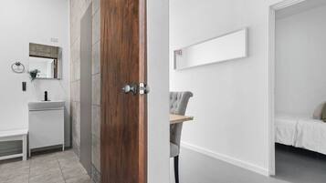 Apartemen (2 Bedrooms) | Area keluarga | Smart TV 50-inci dengan saluran TV digital, buku, dan peralatan stereo