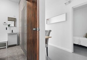 Apartemen (2 Bedrooms) | Area keluarga | Smart TV 50-inci dengan saluran TV digital, buku, dan peralatan stereo