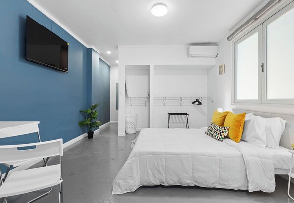 Tabla de planchar con plancha, wifi gratis y ropa de cama 