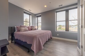 2 bedrooms, travel cot, free WiFi, bed sheets - Downtown luxury loft, within 10 minutes to beaches and wineries (Fennville)