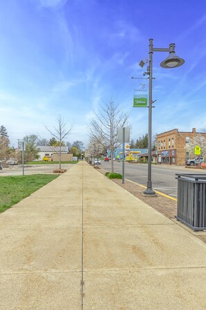 Sports court - Downtown Fennville - Luxury City Lofts - Short distance to Lake Michigan (Fennville)