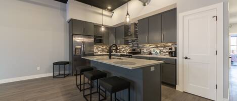 Réfrigérateur, micro-ondes, four, plaque de cuisson