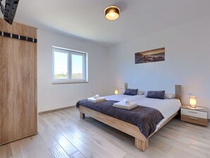 2 bedrooms, travel cot, free WiFi