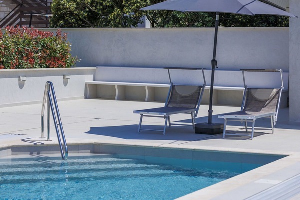L'Eau, Propriété, Plante, Piscine, Bleu Azur, Balancelle, Mobilier De Jardin, Ombre, Architecture, Chaise
