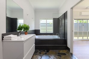 Haartrockner, Handtücher, Seife, Shampoo