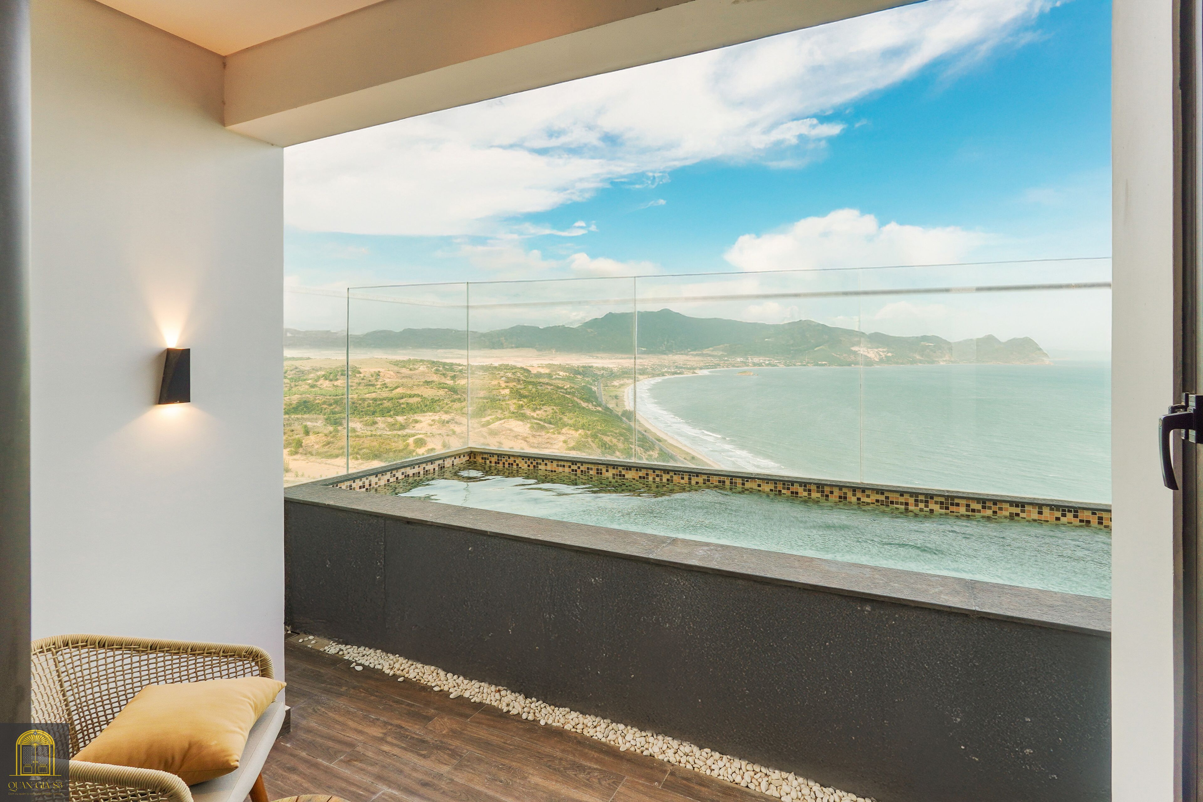 Ein Balkon mit Blick auf Strand und Meer.
