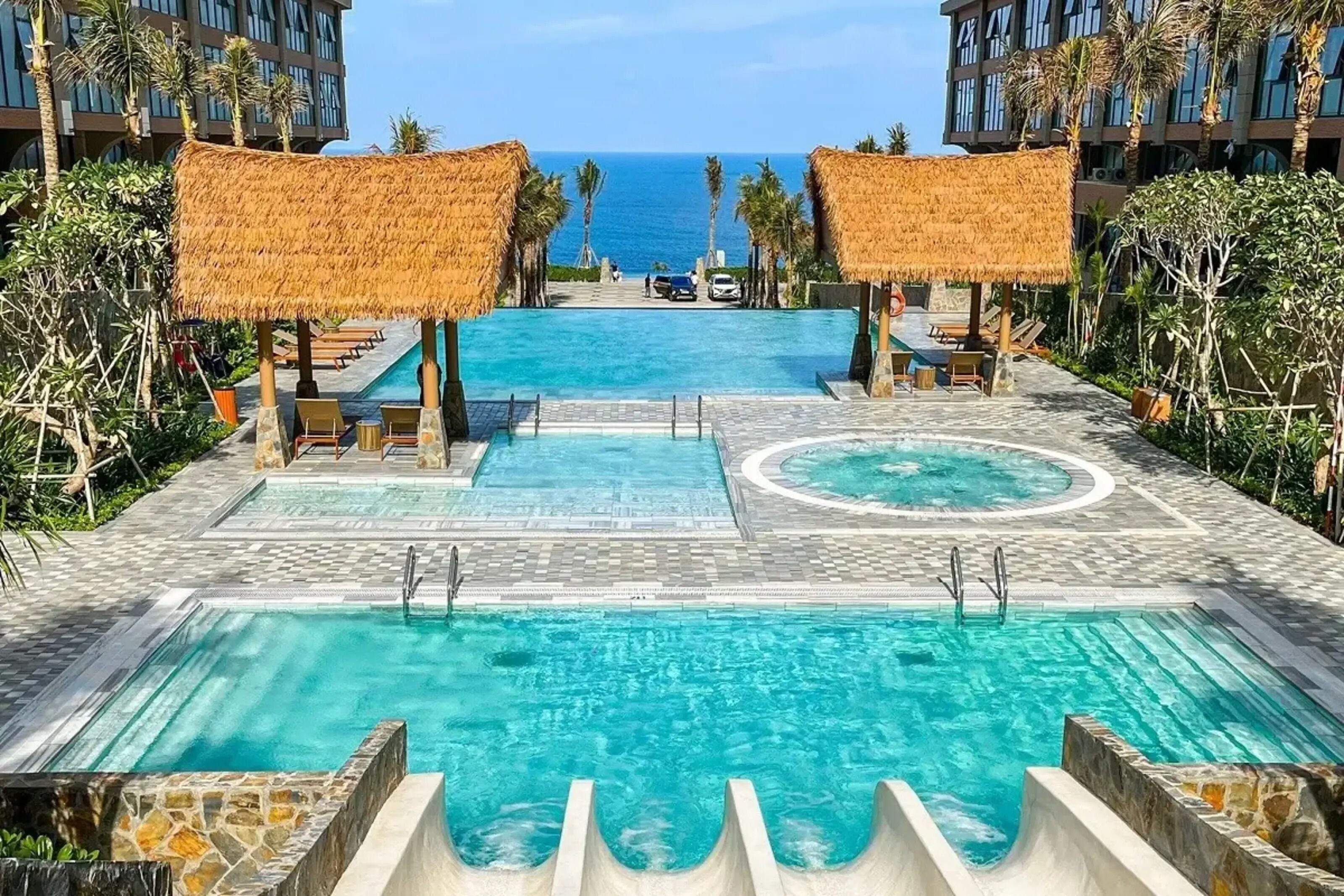 4 outdoor pools, pool umbrellas, pool loungers