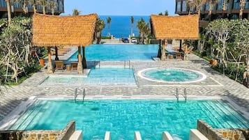 4 piscinas al aire libre, sombrillas, sillones reclinables de piscina