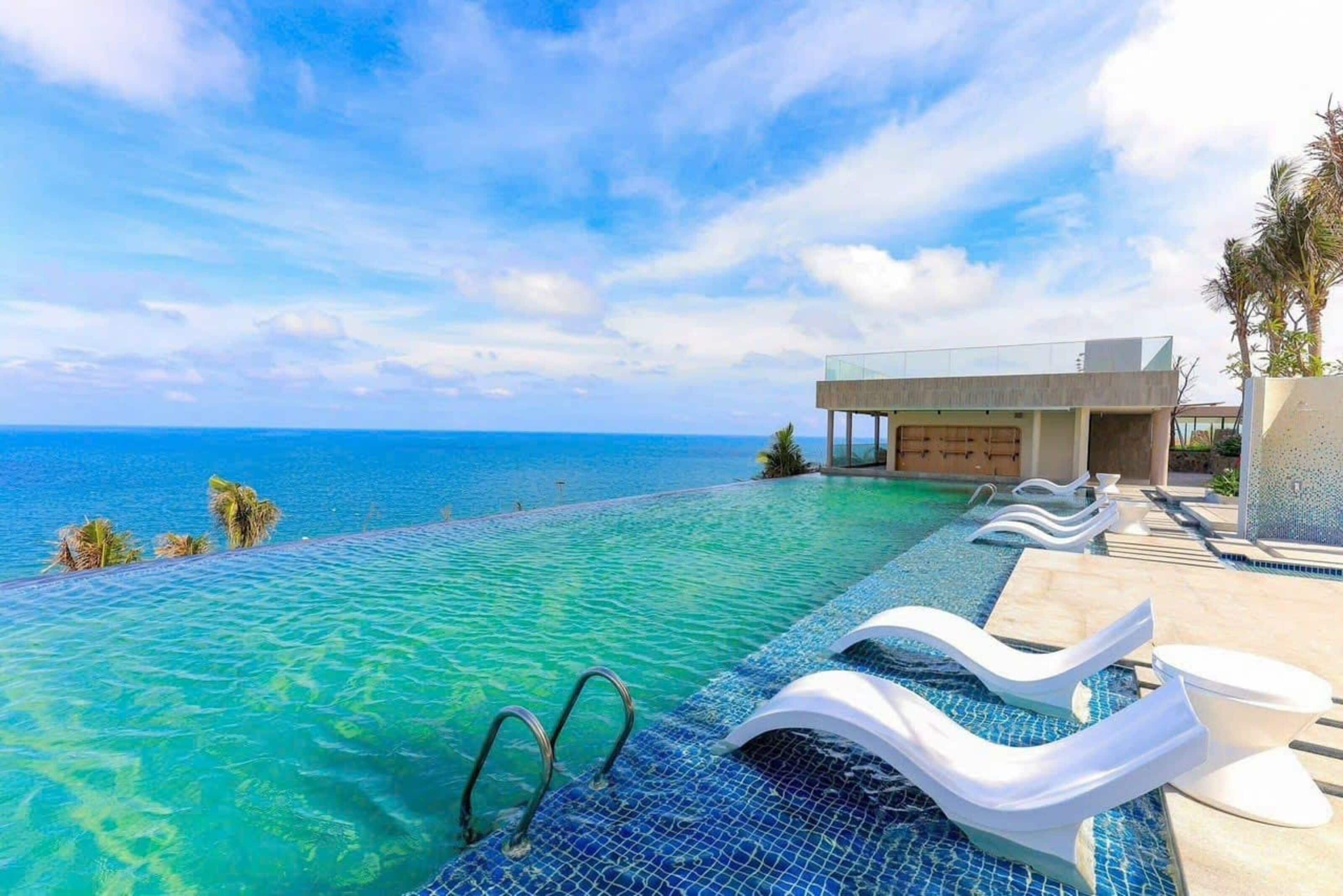 4 piscines extérieures, parasols de plage, chaises longues