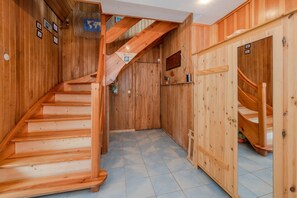 Un intérieur en bois avec un escalier menant à une mezzanine.