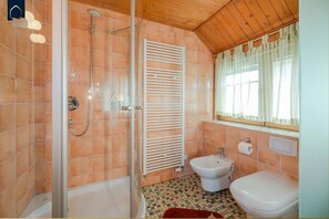 Regadera, secadora de cabello, bidet