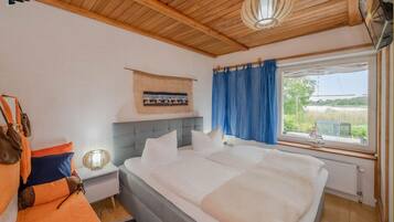 4 bedrooms, desk, WiFi