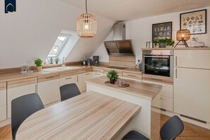 Fridge, oven, stovetop, dishwasher